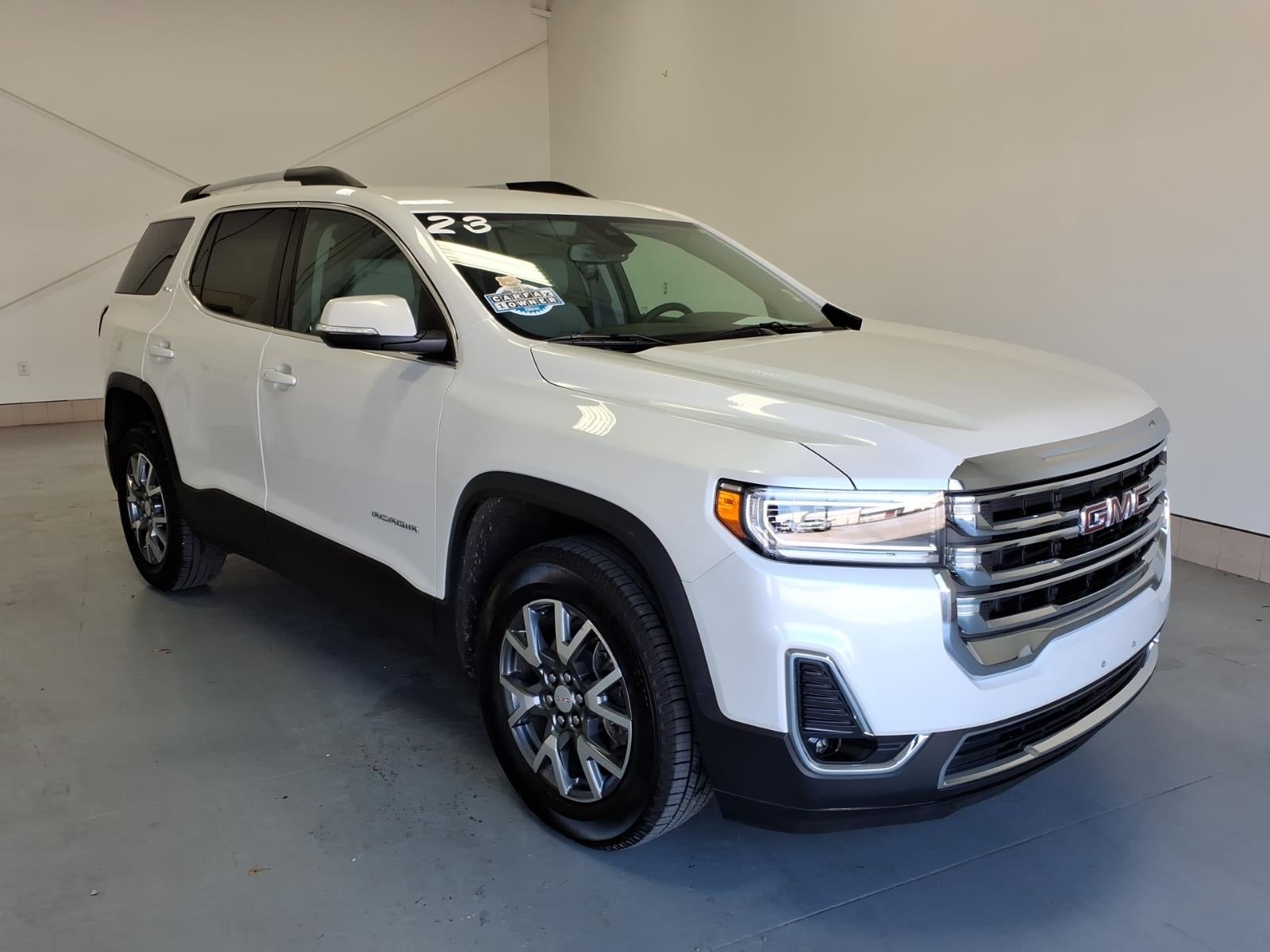 2023 GMC Acadia SLT in Summit White (Gaz) — front three-quarter view