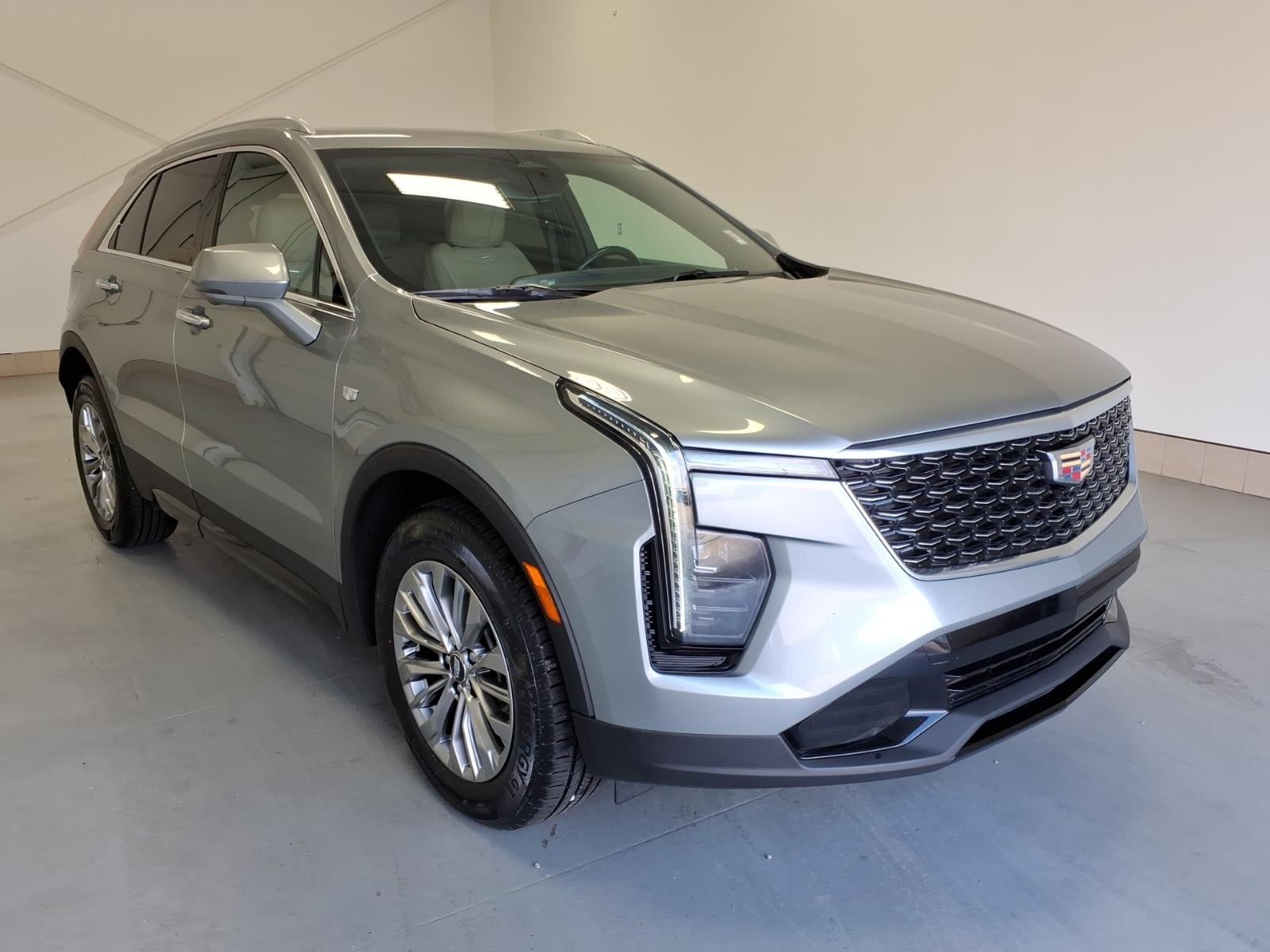 2025 Cadillac XT4 Premium Luxury in Argent Silver Metallic (Gxd) — front three-quarter view