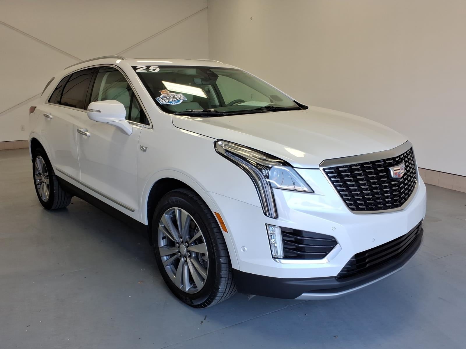 2025 Cadillac XT5 Premium Luxury in Crystal White Tricoat (G1w) — front three-quarter view