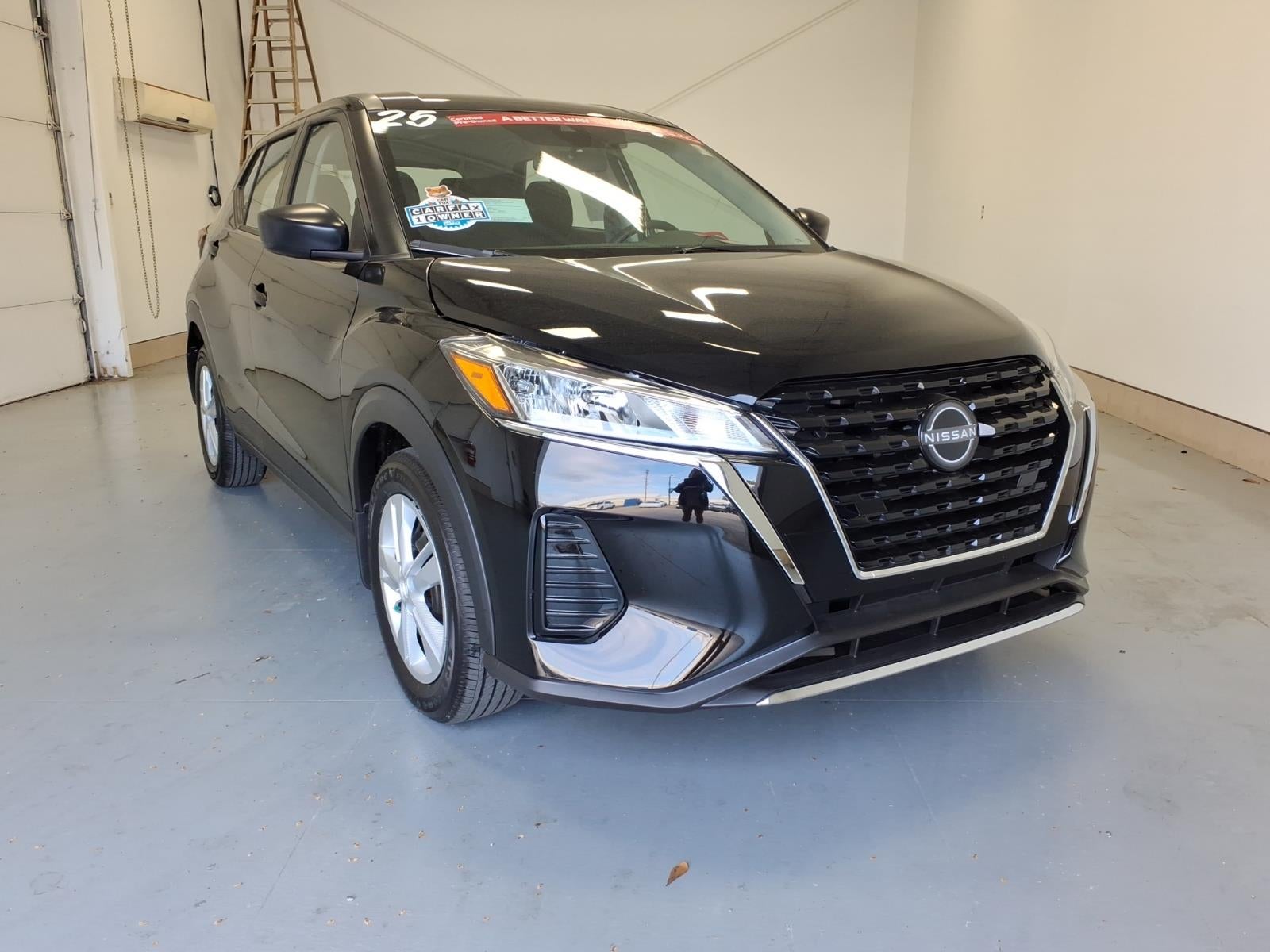 2025 Nissan Kicks Play S in Super Black (Kh3) — front three-quarter view