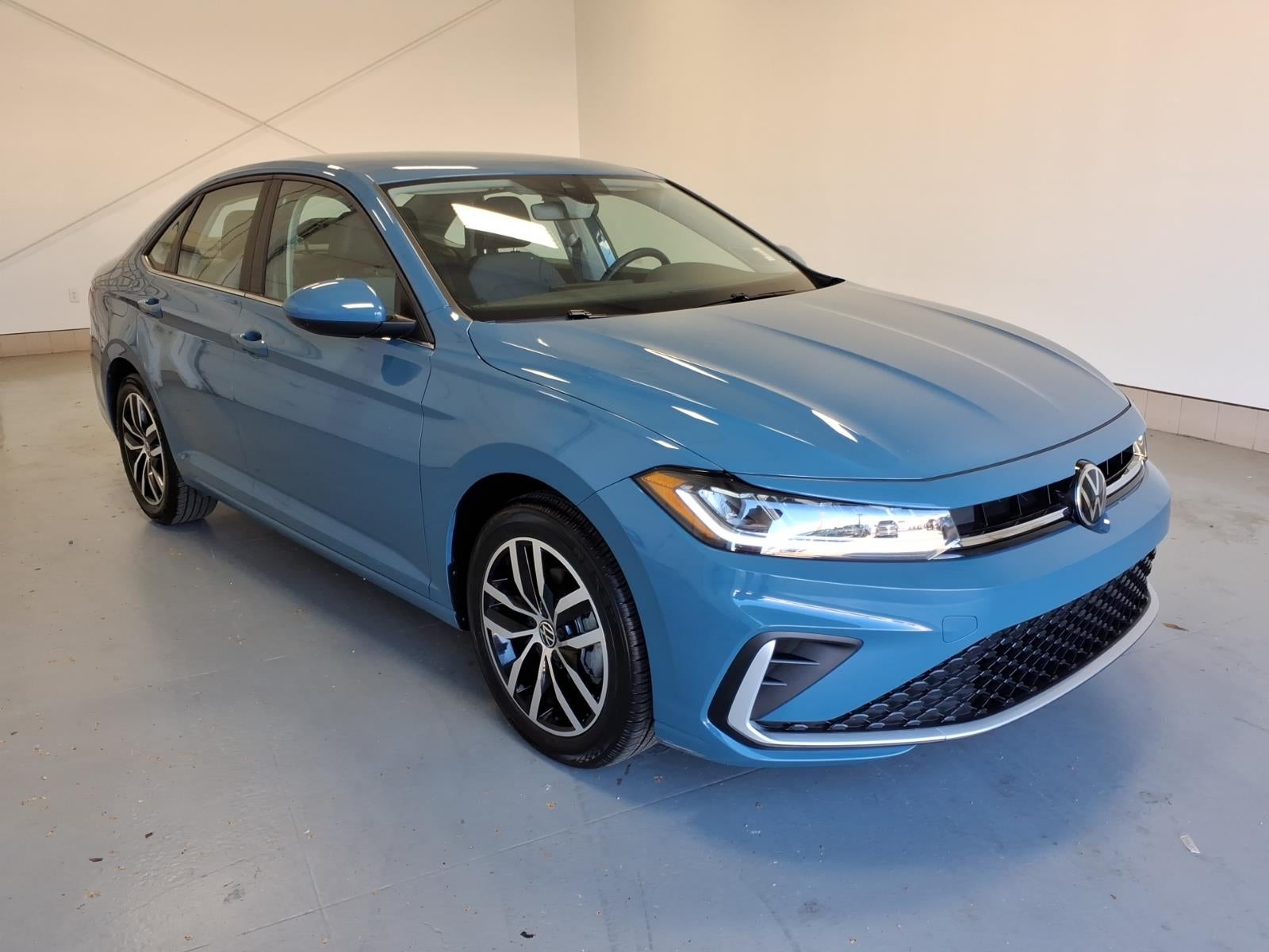 2025 Volkswagen Jetta 1.5T SE in Monterey Blue Pearl (U1u1) — front three-quarter view