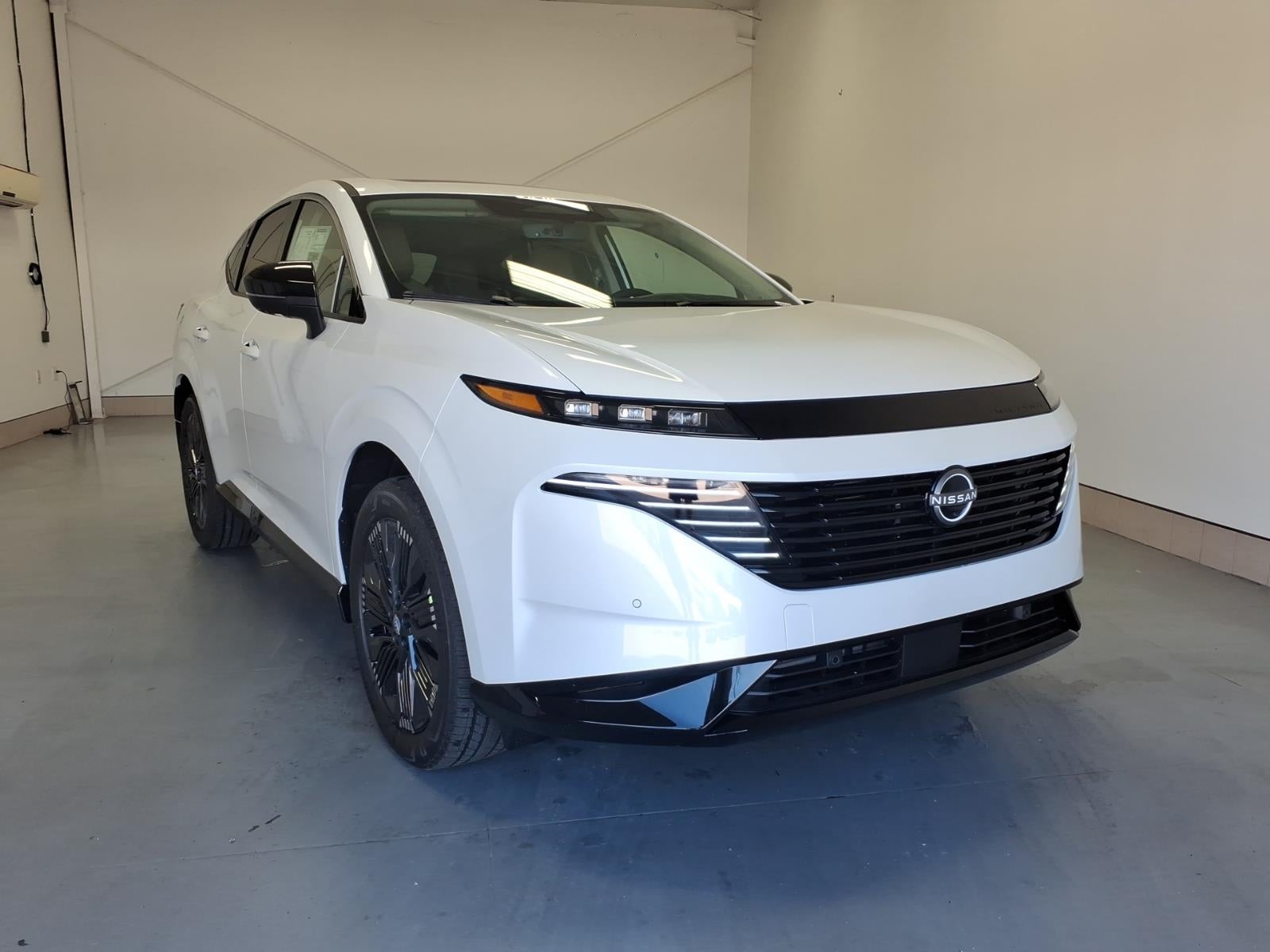 2026 Nissan Murano Platinum in Everest White Pearl Qbe — front three-quarter view