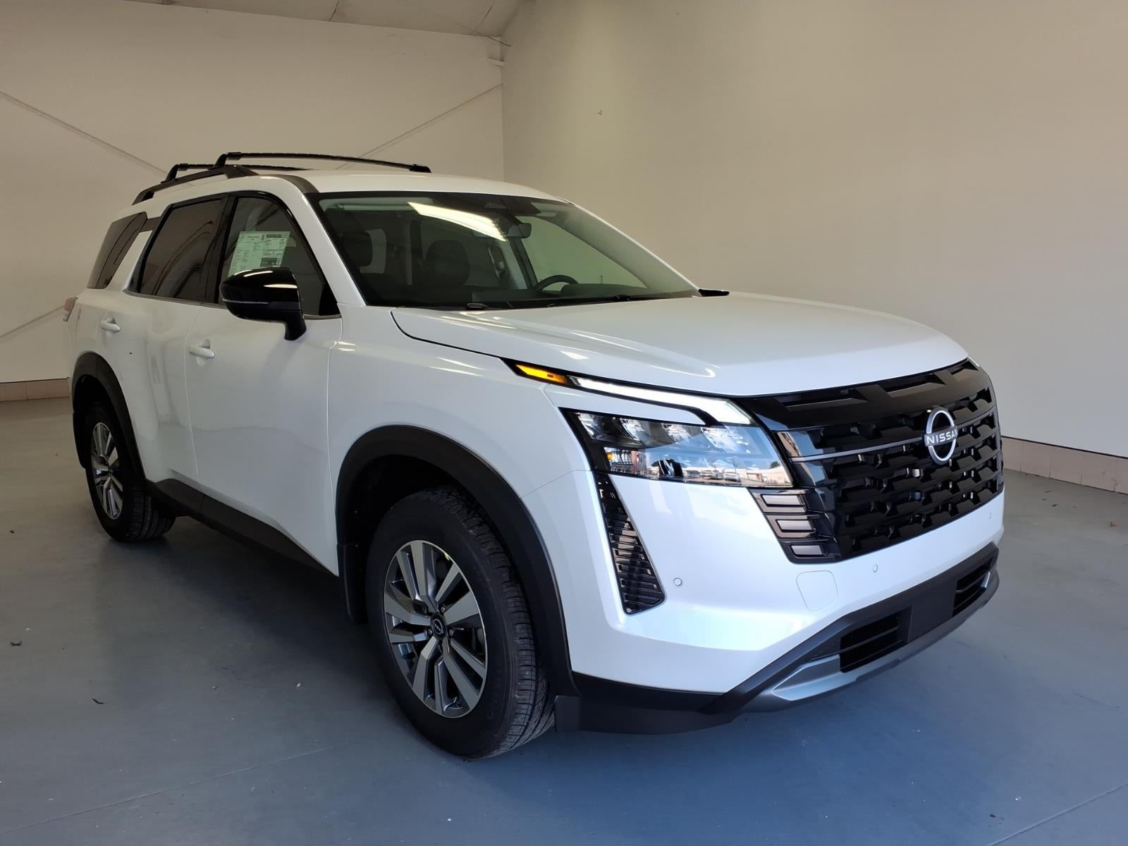 2026 Nissan Pathfinder SL in Everest White Pearl Tricoat Qbe — front three-quarter view