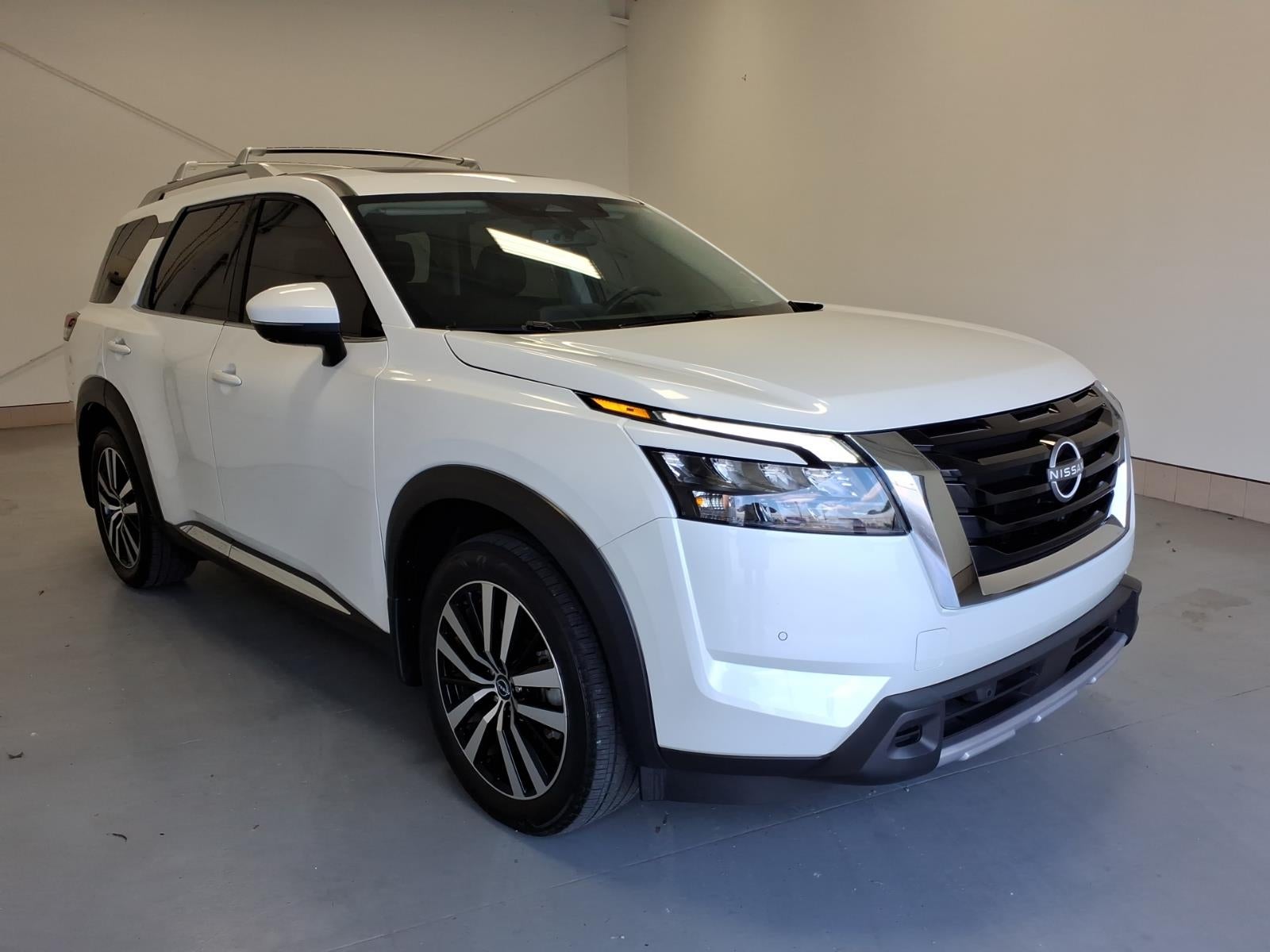 2025 Nissan Pathfinder Platinum in Everest White Pearl (Qbe) — front three-quarter view