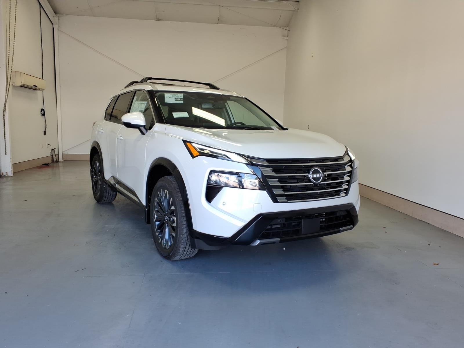 2026 Nissan Rogue Platinum in Everest White Pearl Tricoat Qbe — front three-quarter view