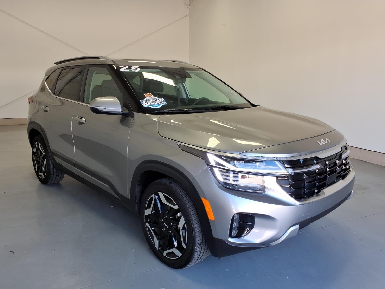 2025 Kia Seltos SX in Gravity Gray (Kdg) — front three-quarter view